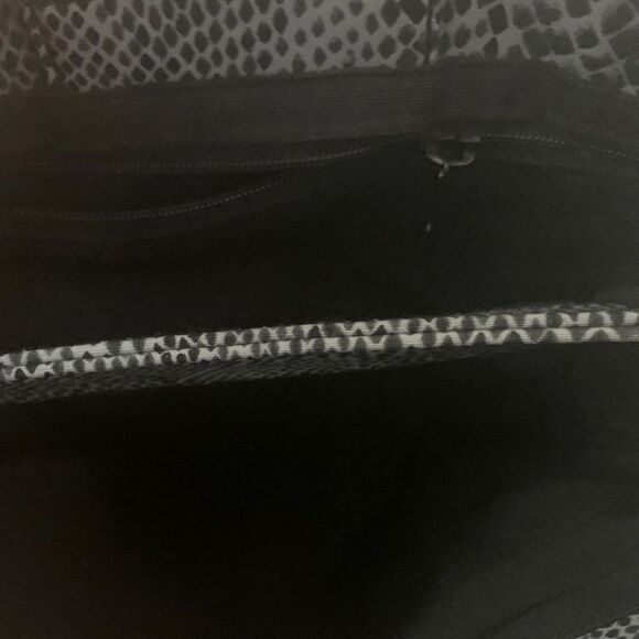 GUESS Snakeskin Fabric Clutch Handbag Purse  Shoulder Strap Bag - Picture 3 of 4